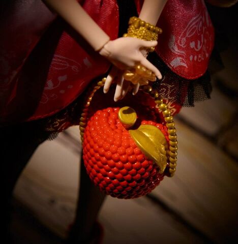 File:Diorama - purse of Apple.jpg