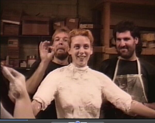 File:Lindacastbehindscenes.jpg