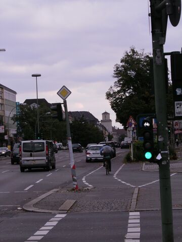 Datei:Tempelhofer Damm - Radwegfurt.jpg