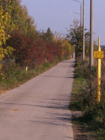 Datei:Berliner Mauerweg - Abzweig von Rudower Straße Richtung Schönefeld.jpg