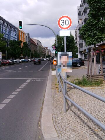 Datei:Schutzstreifen - Uhlandstraße.jpg