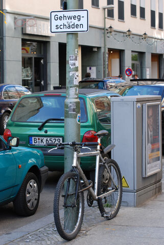 Datei:Berlin Gehwegschaeden.jpg