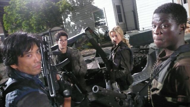 File:Behind-the-Scenes-falling-skies-23574873-1600-900.jpg