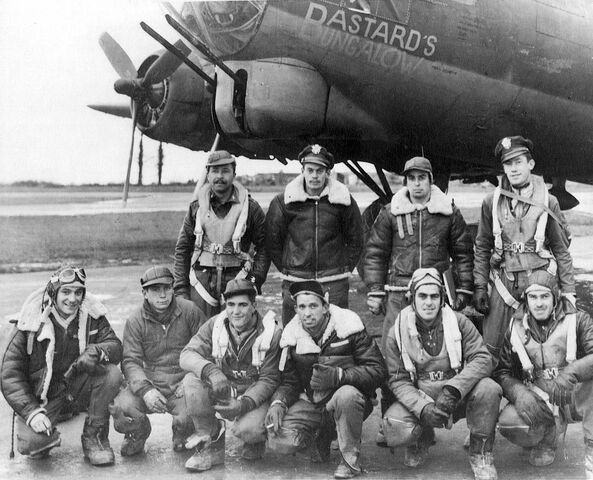 File:B17 with crew 01.jpg