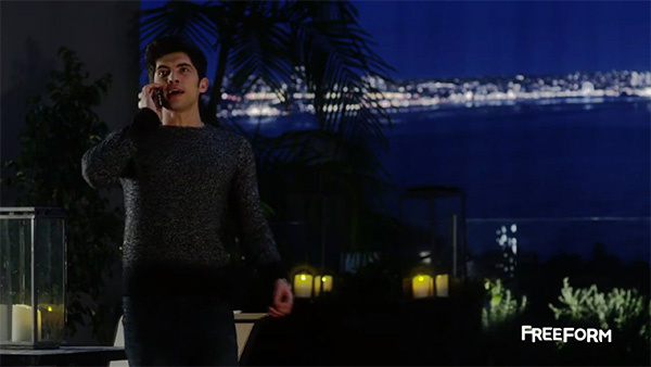 File:Famous-in-love-3.jpg