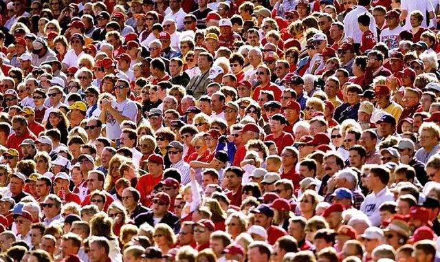 File:Crowd-702052.jpg