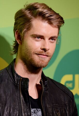 File:Luke-mitchell-the-cw-2013-upfront-presentation-01.jpg