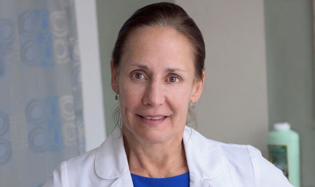 File:LaurieMetcalf GettingOn.jpg