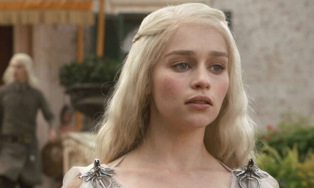 File:EmiliaClarke GameofThrones.jpg