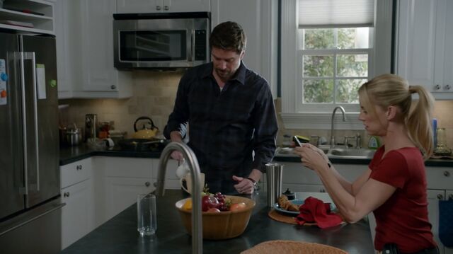 File:1x02 40 David, Elizabeth.jpg