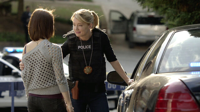 File:S1E5 the heat carter elizabeth crime scene.jpg