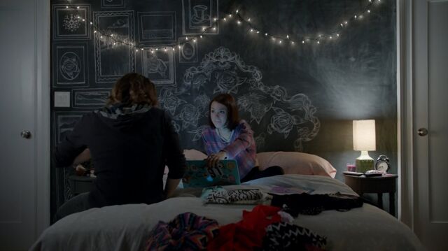 File:1x02 90 Max, Carter.jpg