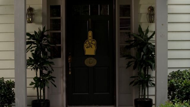 File:1x02 45 foam finger.jpg