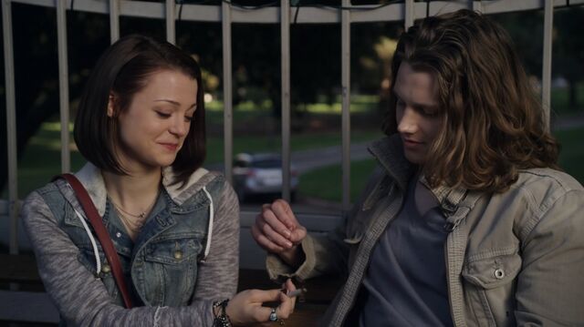 File:1x01 47 Carter, Max.jpg