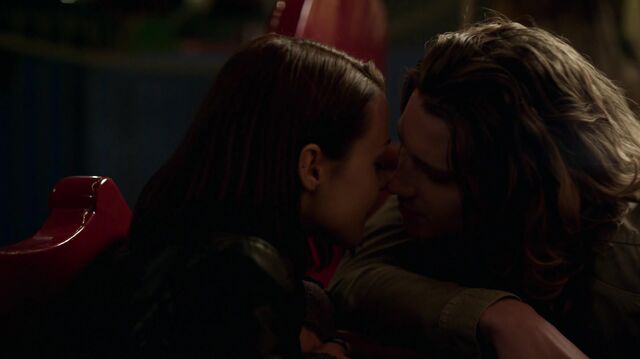 File:1x01 05 Carter, Max.jpg