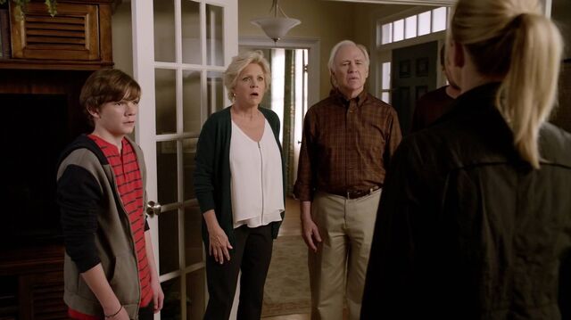 File:2x01 27 Grant, Joan, Buddy, David, Elizabeth.jpg