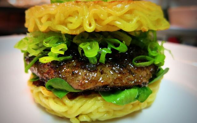File:Ramenburger2.jpg