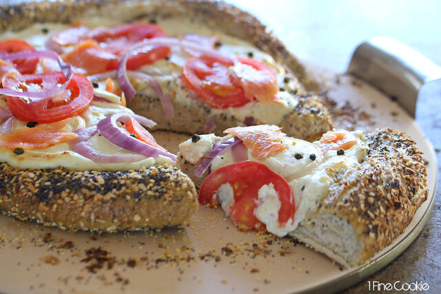 File:Creamy-New-York-Everything-Bagel-and-Cream-Cheese-Pizza-with-Lox-by-1-Fine-Cookie.jpg