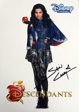 Datei:DESCENDANTS Signierte-Karte Sofia-Carson.jpg