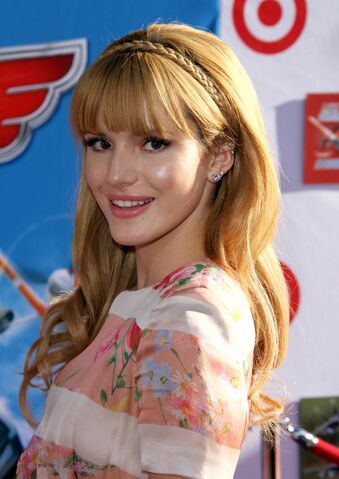 File:Bella-thorne-at-the-Disney-Planes-premiere-(3).jpg