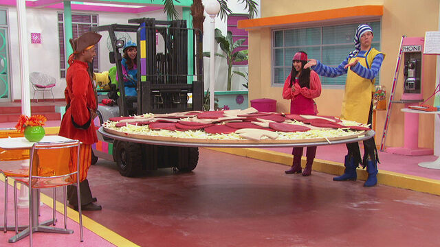 File:Giant Pizza.jpg