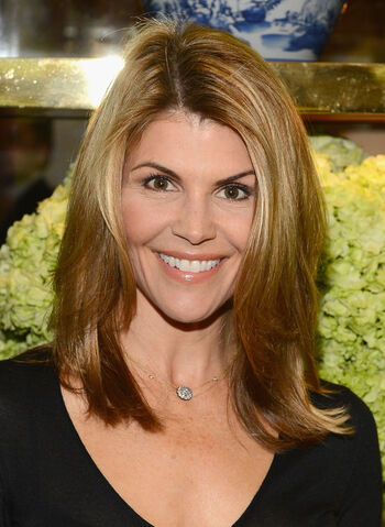 File:Lori+Loughlin+Tory+Burch+Rodeo+Drive+Flagship+Gkgl8zCCSeol.jpg