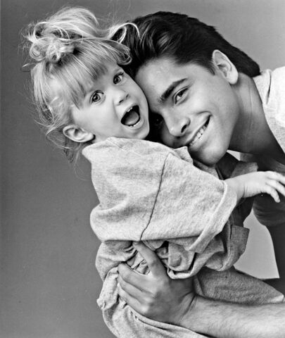 File:Entertainment-2016-02-the-olsen-twins-john-stamos-black-and-white-full-house-main.jpg
