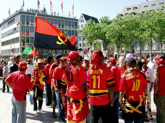 Archivo:Fans of the Angolan national football team in Cologne.jpg