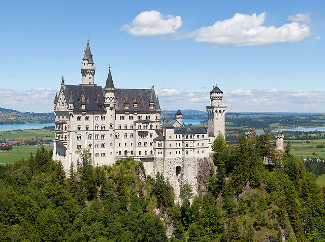 File:Schloss Neuschwanstein 2013.jpg
