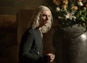 Viserys raconte à Daenerys que son régne commence aujourd'hui.jpg