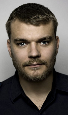 Datei:Pilou Asbæk.png