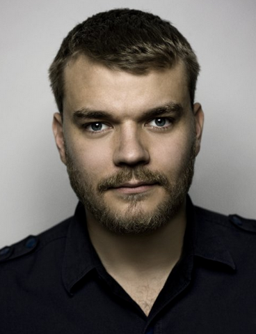 File:Pilou Asbæk.png