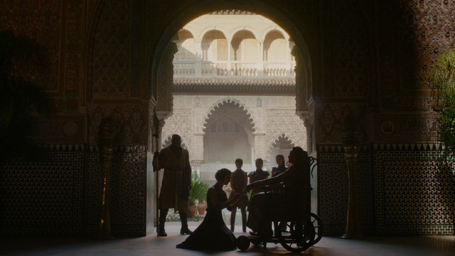 Файл:5x09 Эллария склоняется перед Дораном.png