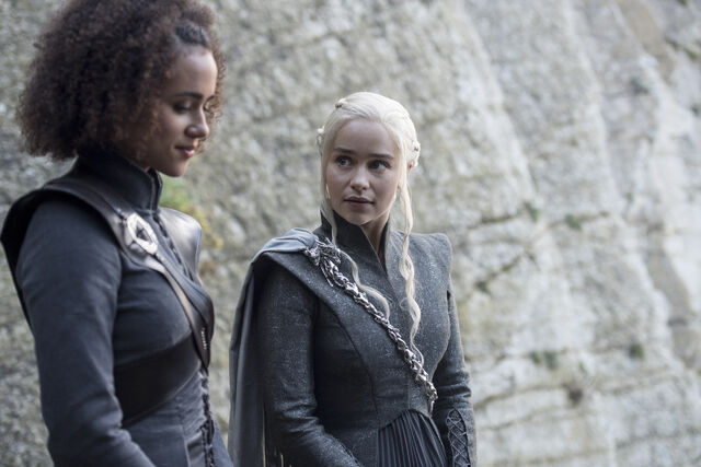 Datei:704 Missandei Daenerys.jpg