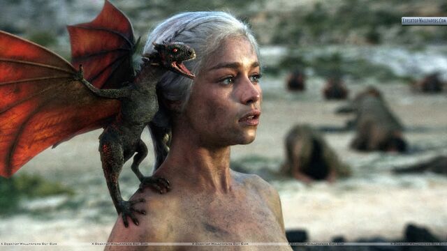 Datei:Game-Of-Thrones-Emilia-Clarke-Bird-On-Shoulder.jpg
