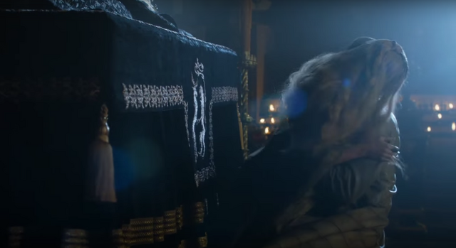 File:405BackOfCersei'shead.png