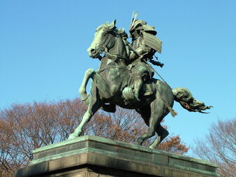 1280px-Kusunoki Masashige statue