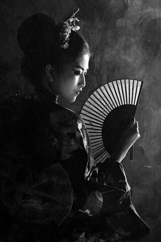 File:Black-and-white geisha.jpg