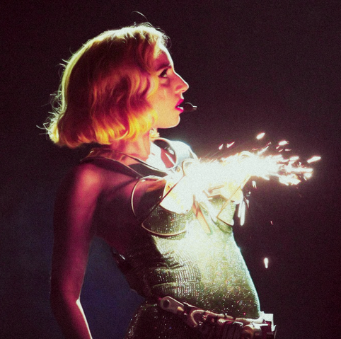 Arquivo:Lady-gaga-tour-6.png