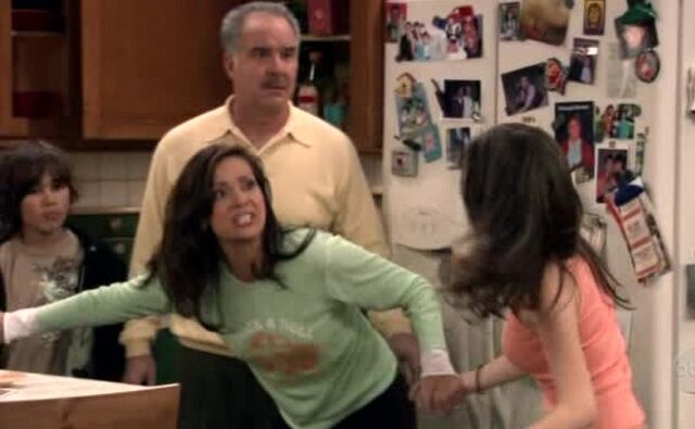 File:Ep 4x15 - Angie tries to calm down Carmen.jpg