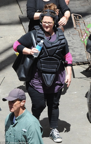 File:DailyMailMelissaMcCarthyIsSuspendedInMidair05032016Image7.png