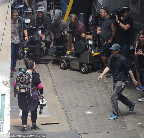 File:DailyMailMelissaMcCarthyIsSuspendedInMidair05032016Image9.png