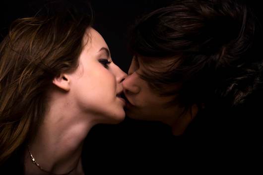 File:Kissing couple.jpg