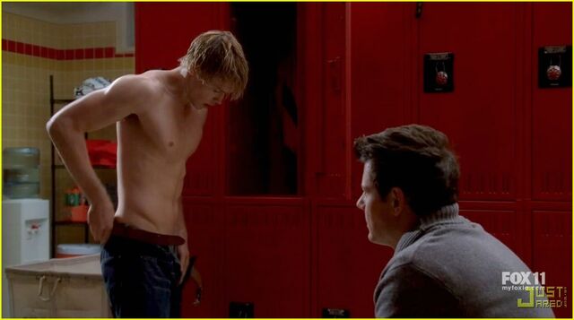 File:Chord-overstreet-shirtless-09.jpg