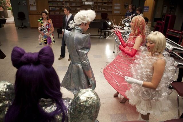 File:Behind-the-Scenes-of-Theatricality-glee-12530955-720-480.jpg