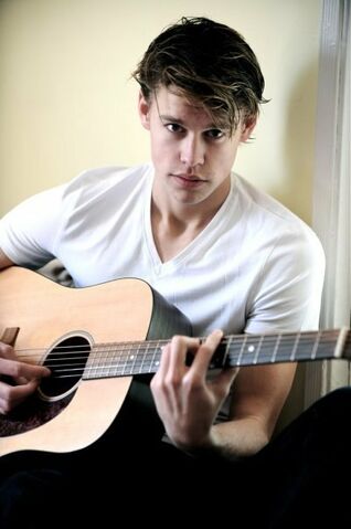 File:Chord-Overstreet-Glee.jpg