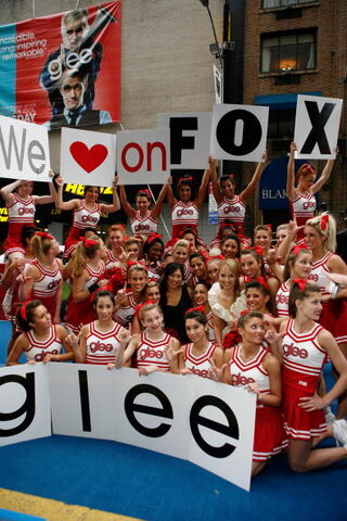 File:Glee Cheerleaders Exclusive 0a48.jpg