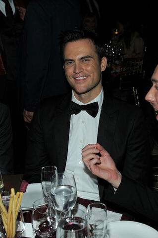 File:Cheyenne+Jackson+amfAR+New+York+Gala+Kick+eZaEwWi-LnWl.jpg
