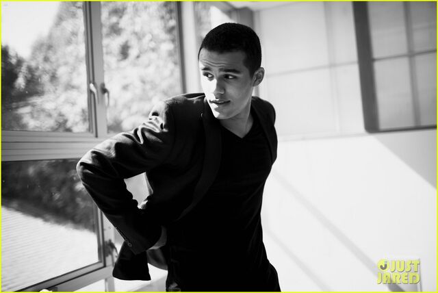 File:Jacob-artist-just-jared-photo-shoot-02.jpg