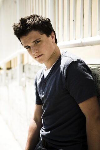 File:Josh-hutcherson-5.jpg